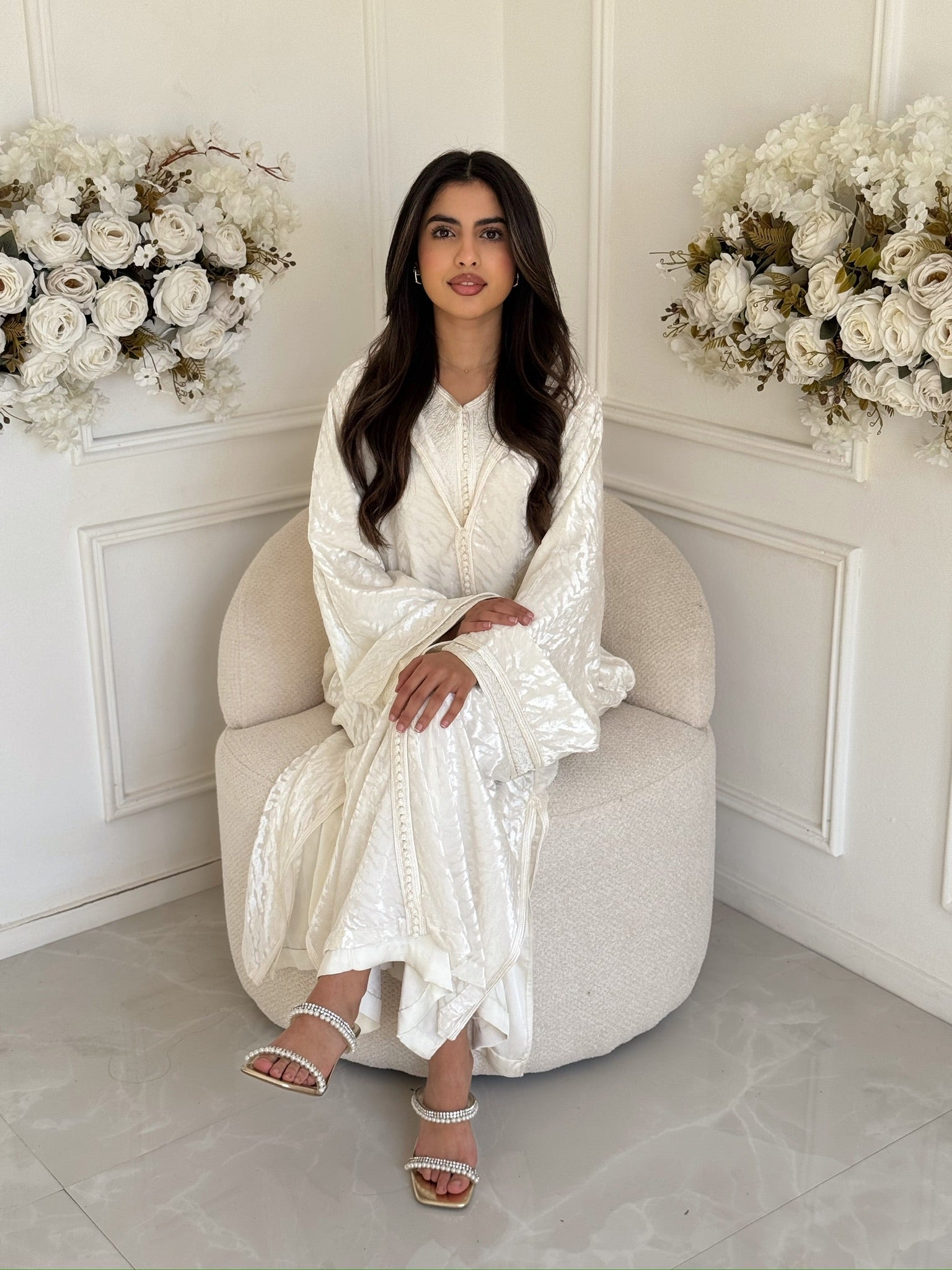 Woman wearing the Jellaba Nadira, a luxury handmade Moroccan jellaba with an elegant flowing fit.