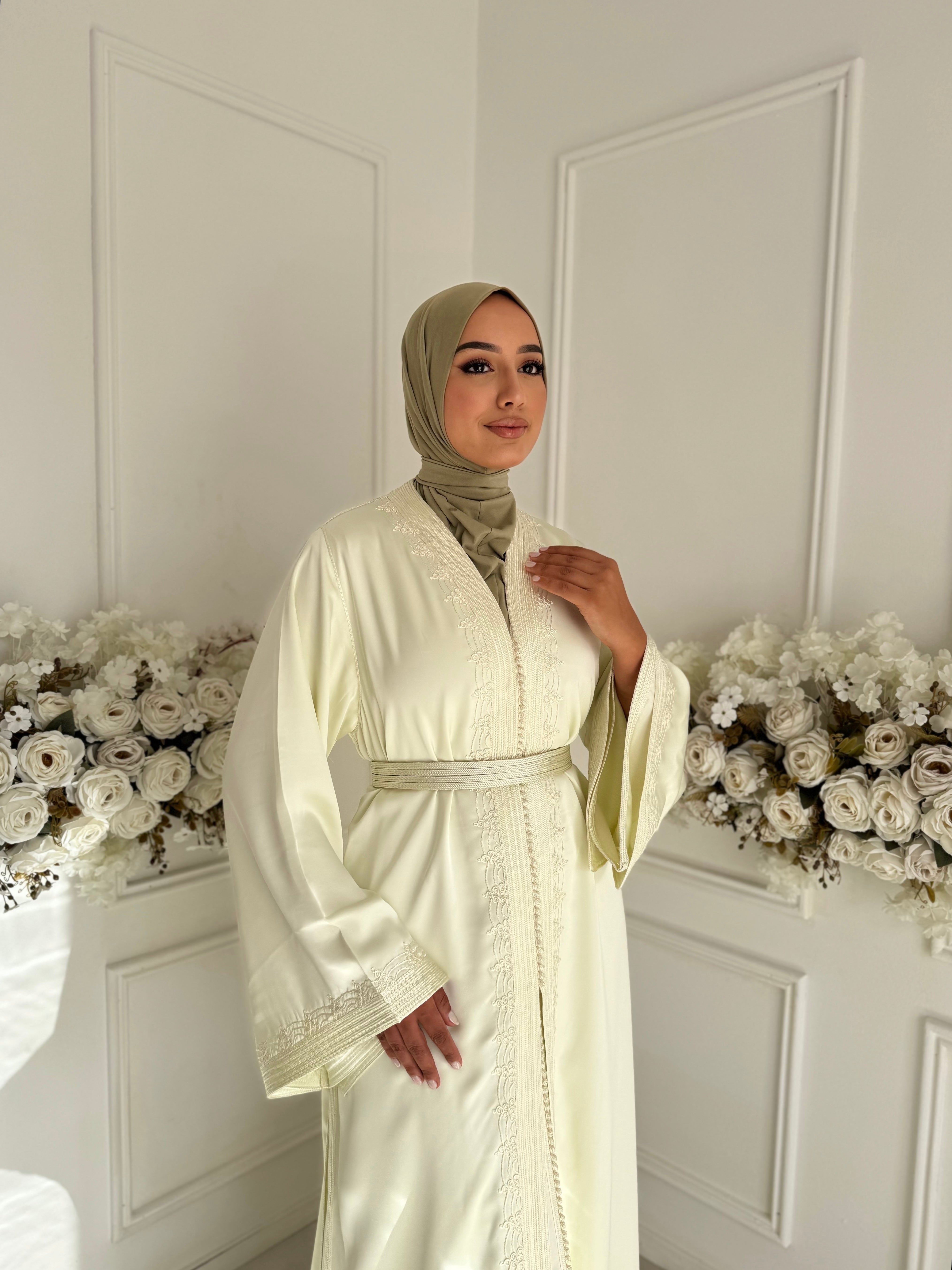 Full-length view of Takchita Mia – white two-piece Moroccan takchita crafted from soft crepe fabric.”