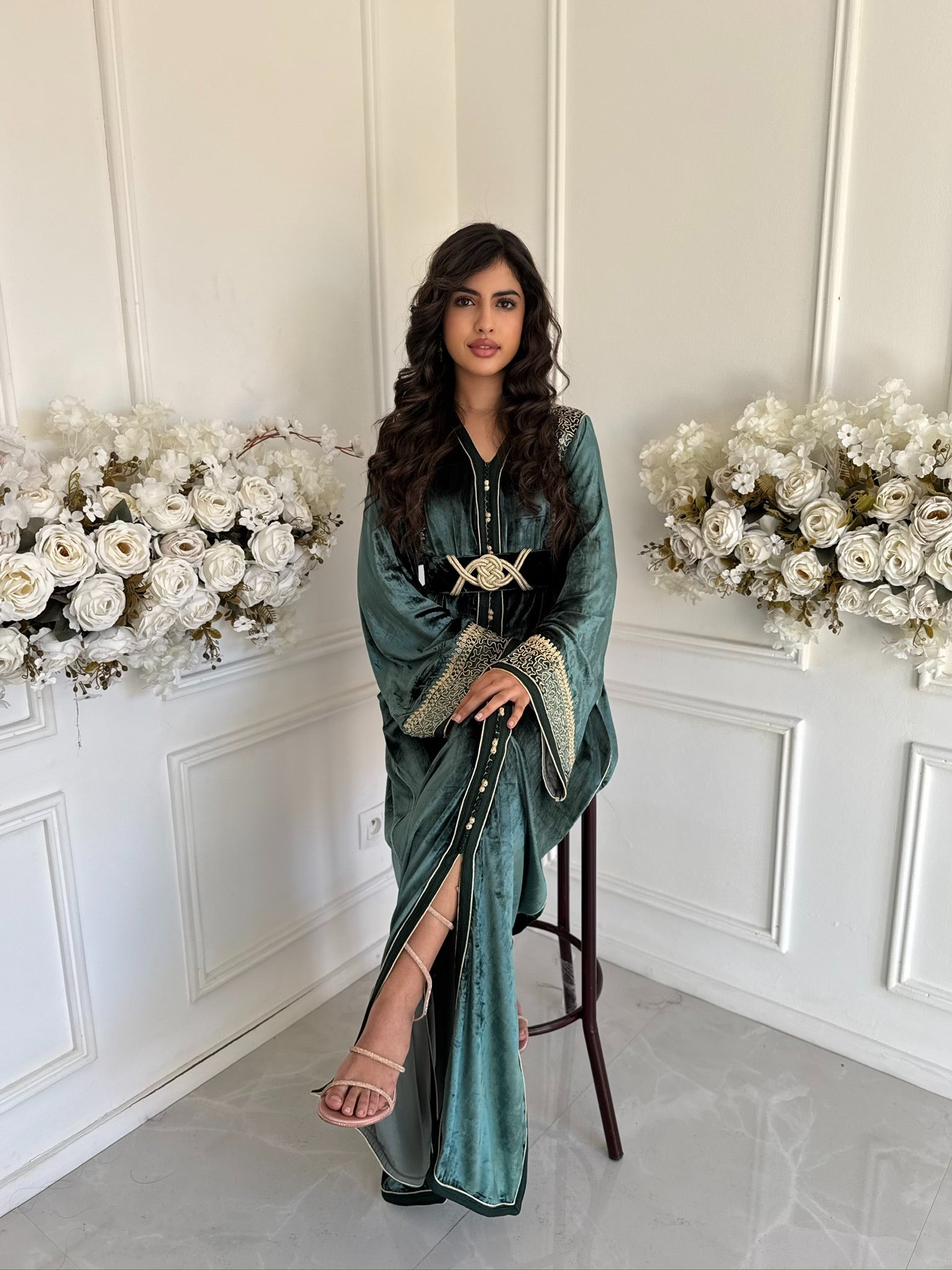 Elegant Moroccan velvet caftan – Caftan Chaymae in emerald green with gold details