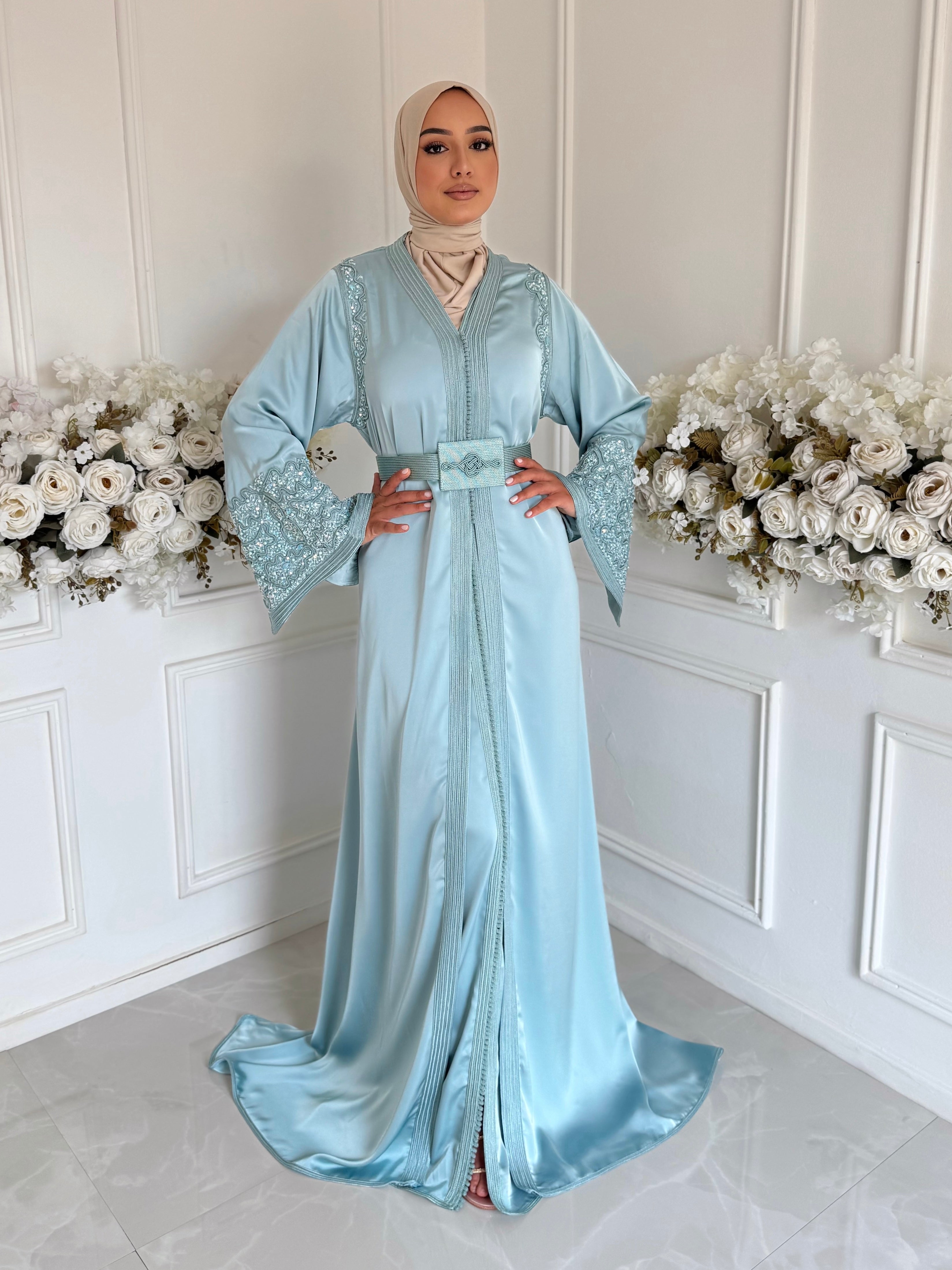 Elegant satin Moroccan Takchita in sky blue – Takchita Nour with embroidered sleeves and belt