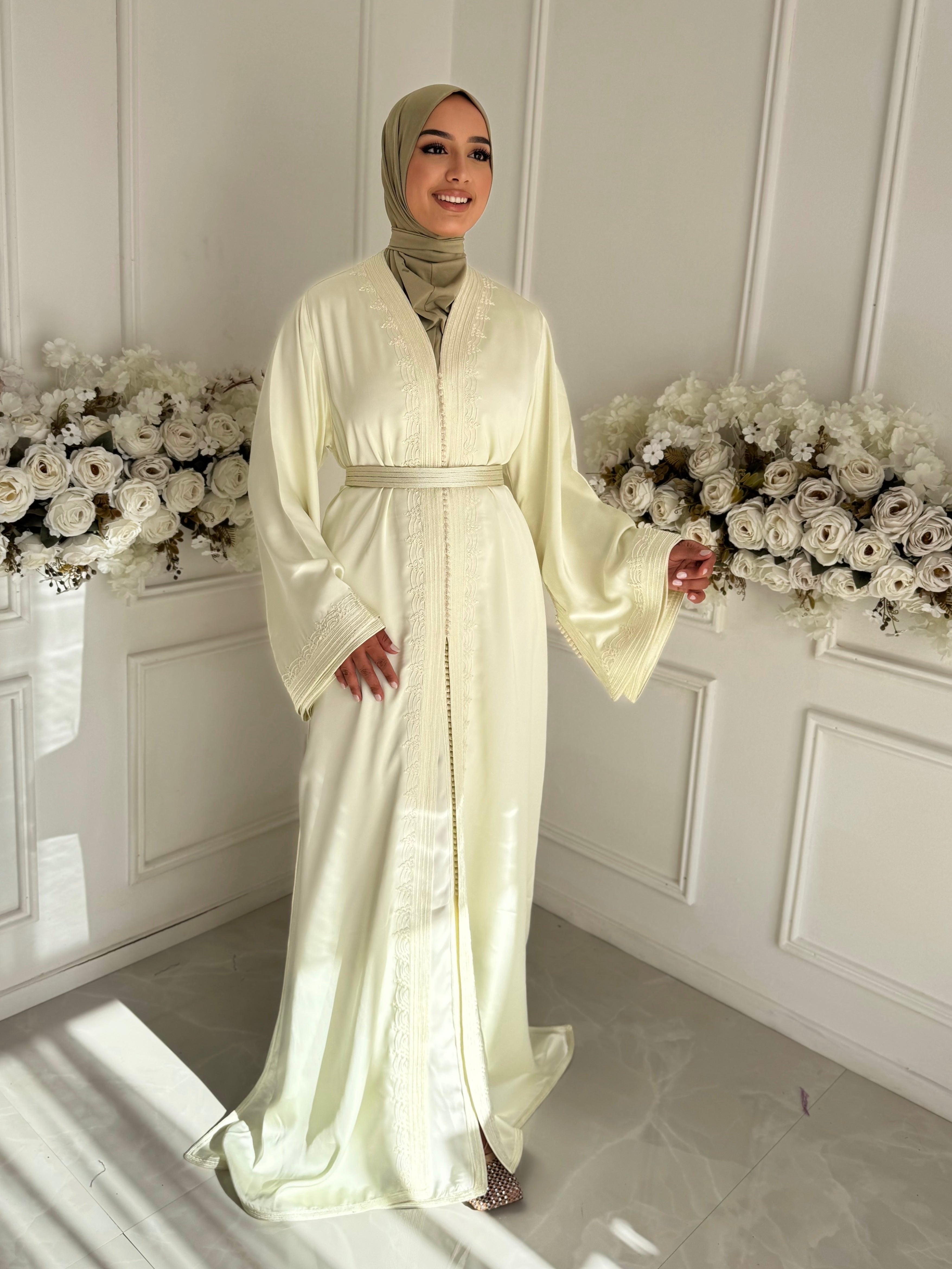 “Model wearing Takchita Mia – elegant white Moroccan takchita made from crepe fabric, perfect for weddings and special occasions.”