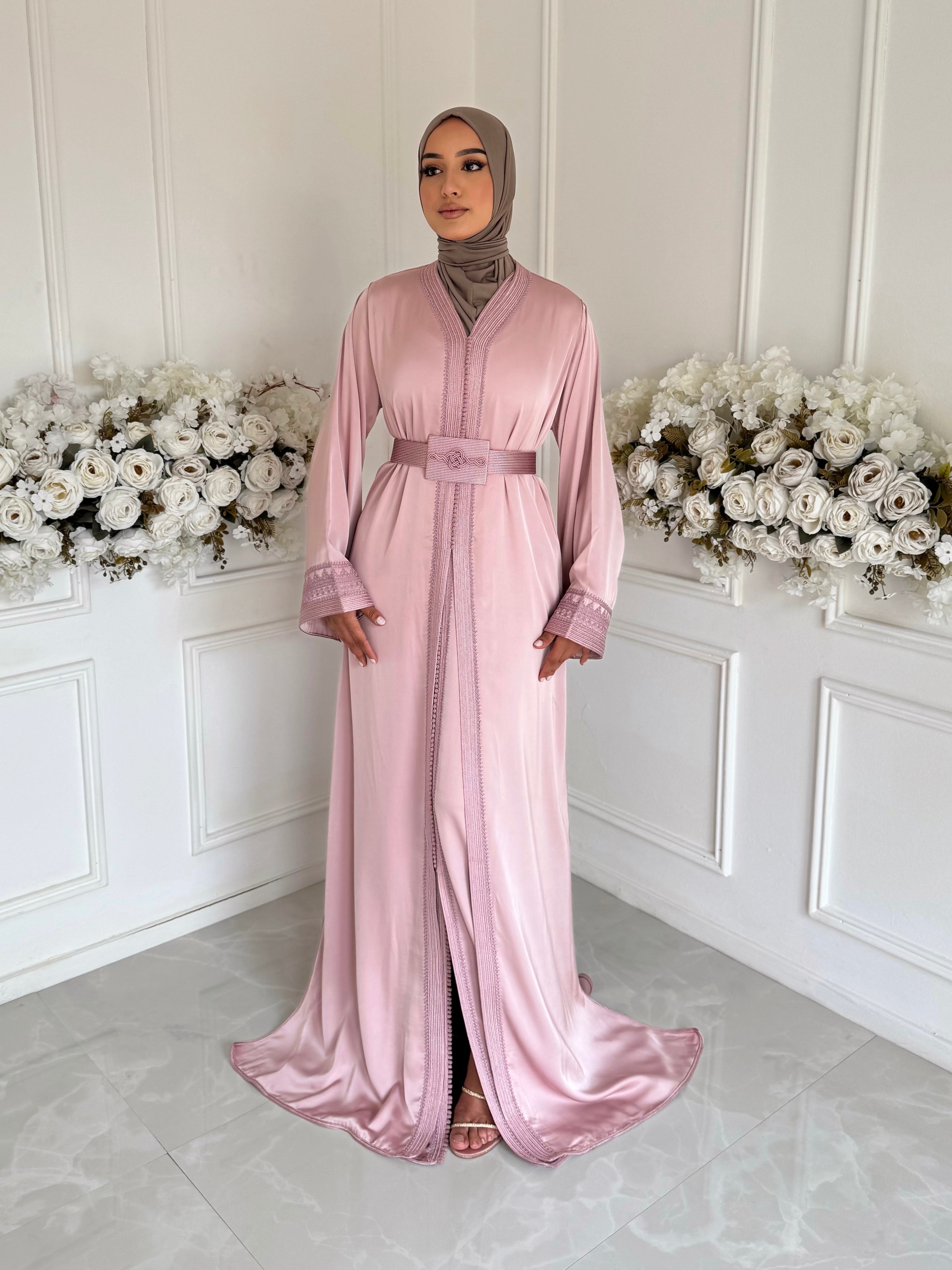 Elegant Moroccan Takchita Zahra in blush pink satin with embroidered sleeves and belt