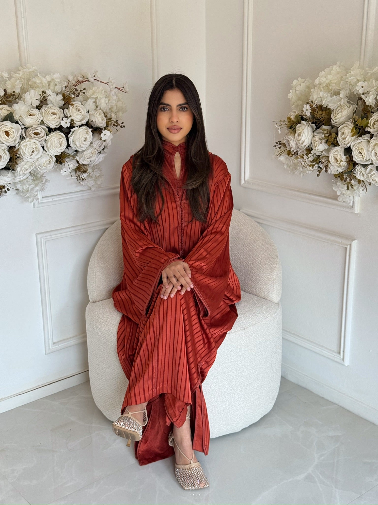 Woman wearing the Jellaba Salma, a 2-piece Moroccan jellaba set with wide sleeves, elegant modest dress for Eid and special occasions.