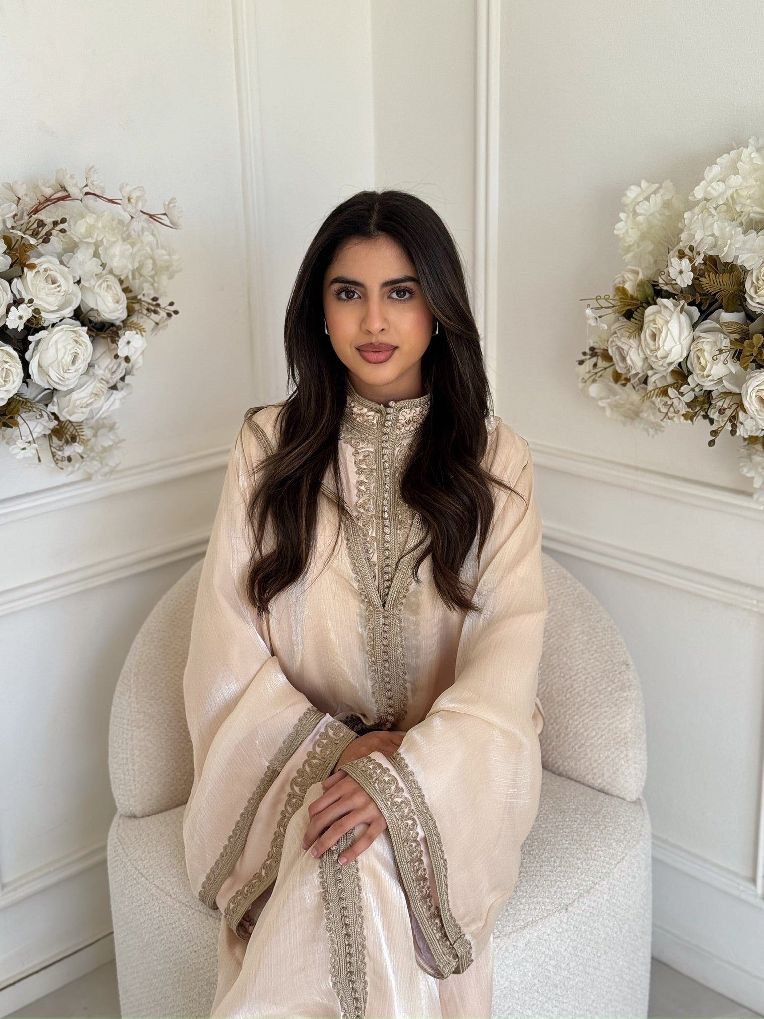 Woman wearing the Jellaba Meyma, a luxury handmade Moroccan jellaba with an elegant flowing silhouette.