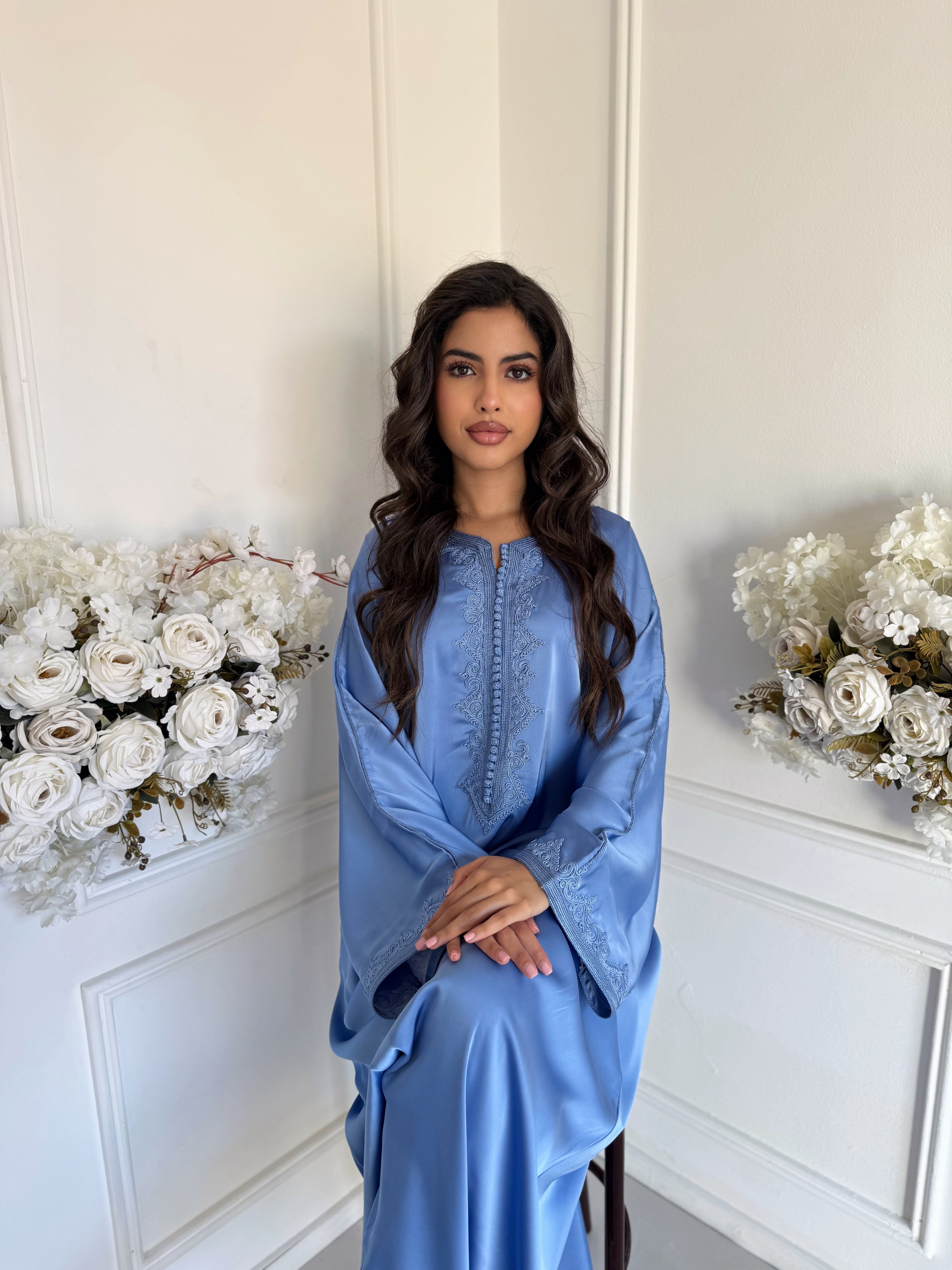 Elegant Moroccan Gandoura in light blue satin – Gandoura Roos with subtle detailing